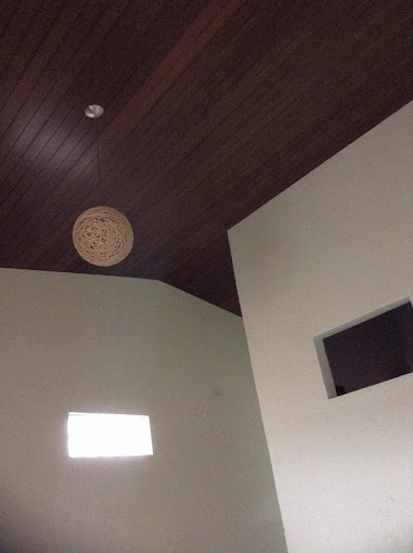 Forro com acabamento que imita madeira